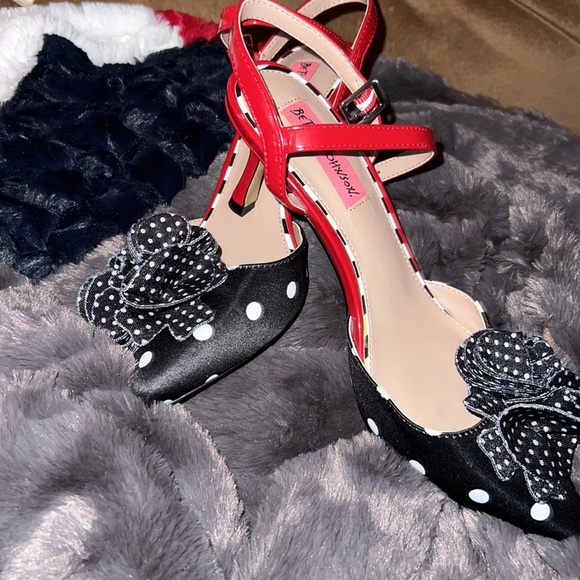 Beautiful betsy Johnson - Picture 2 of 2